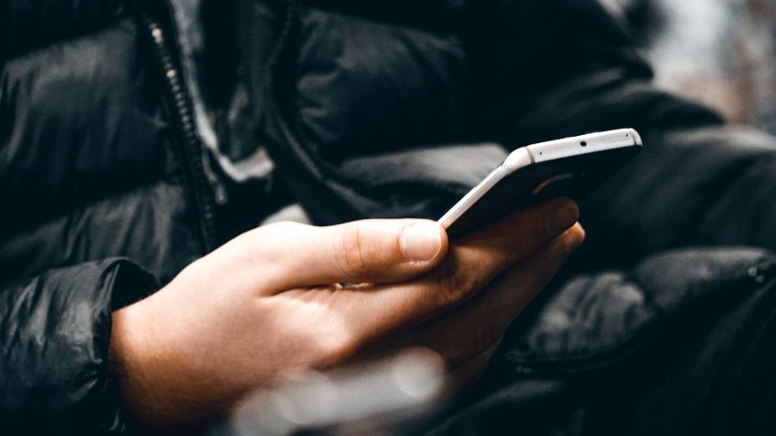Stai sigur pe net | “Marea majoritate a fraudelor online se bazează pe generarea unei reacții emoționale”, atrag atenția polițiștii