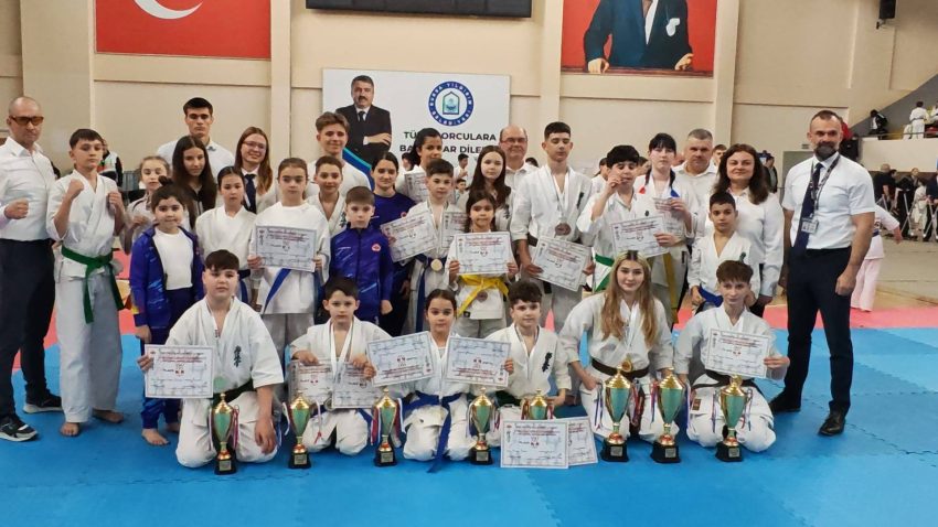 Tinerii sportivi de la Clubul Oyama Constanța au urcat pe podium la Campionatul Balcanic de Karate Kyokushin