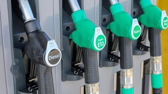 Ilie Bolojan: Motorina se va ieftini pe măsură ce stocurile cumpărate la prețurile mari din iunie se vor epuiza
