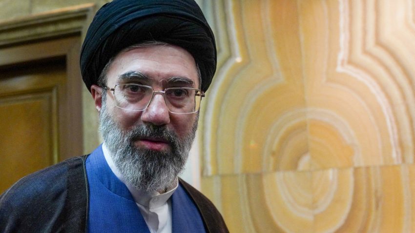 Noul ghid suprem iranian „grav rănit”, dar „lucid”, potrivit New York Times