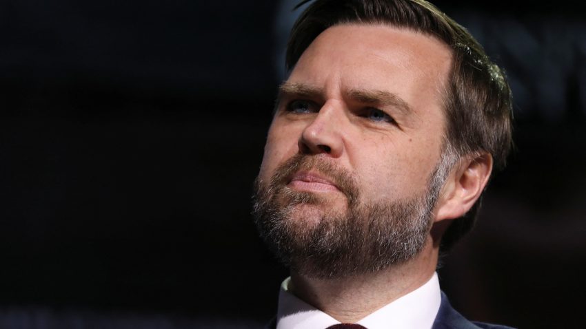 JD Vance își amână plecarea către Pakistan și crește incertitudinea asupra negocierilor americano-iraniene
