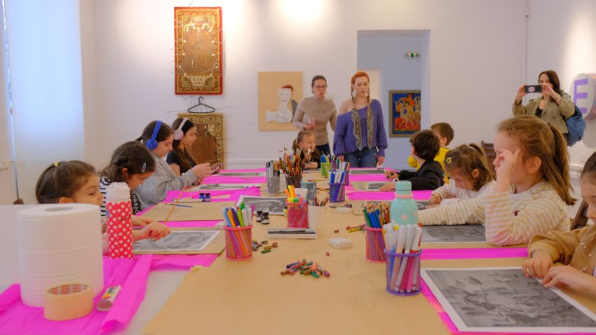 După o scurtă vacanță, din 9 mai, vor reîncepe atelierele de pictură pentru copii la Muzeul de Artă din Constanța