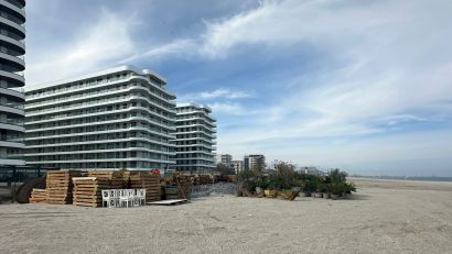 FOTO NĂVODARI: Tentativă ilegală de ocupare a plajei. Amendă de 20.000 de lei pentru un agent economic