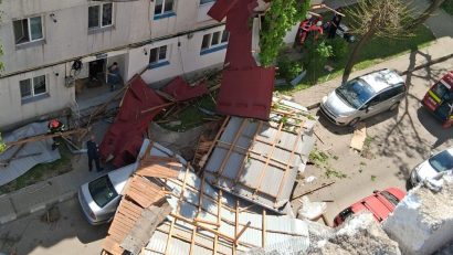 Furtună în județele MOLDOVEI: Vântul puternic a făcut o victimă și importante pagube materiale