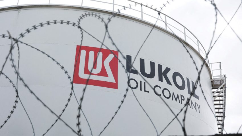 România primeşte derogare de la SUA pentru repornirea rafinăriei Petrotel Lukoil