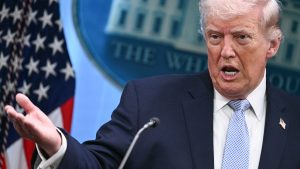 Trump amenință că va ‘decima și distruge complet’ Iranul dacă acesta ar încerca să-l asasineze