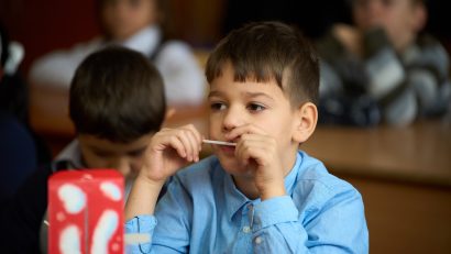 Salvați Copiii: Aproape jumătate dintre părinții care muncesc în străinătate nu pot petrece sărbătorile pascale în țară, unde au rămas copiii lor