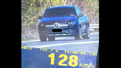 Un șofer care se grăbea să ajungă cu copilul la meditații cu 128 km/h, pe un sector de drum unde limita este de 50 km/h, a rămas fără permis