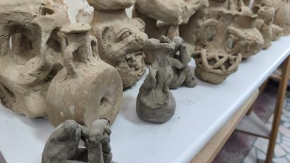 Istoria, reinterpretată prin arta contemporană în expoziția VESTIGII a elevilor de la Colegiul Național de Arte „Regina Maria” din Constanța