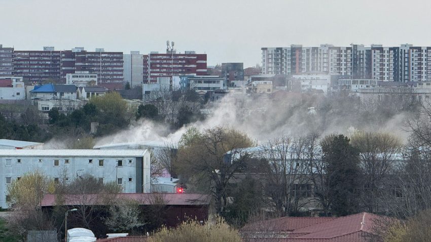 UPDATE | CONSTANȚA: Planul Roșu de Intervenție a fost activat, după ce un bloc a fost cuprins de un incendiu