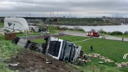 NĂVODARI: Un camion încărcat cu oi s-a răsturnat. Aproape 200 de animale au murit