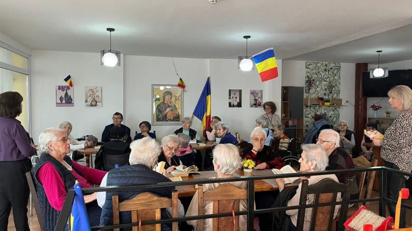 Bibliotecarii constănțeni au dus cărți, iubire și povești bunicilor din căminele din județ