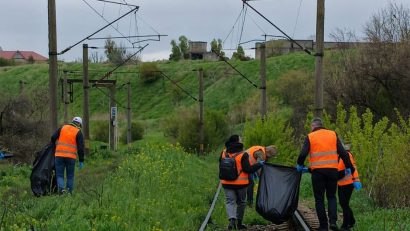Campania „Calea Ferată Fără Gunoaie”. În primele două zile au fost colectate șase tone de deșeuri