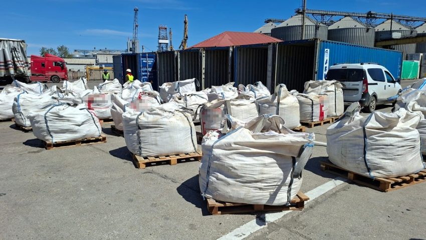 Peste 160 de tone de deșeuri, descoperite în Portul Constanța. În loc de marfa declarată, polițiștii de frontieră au găsit cenușă și zgură de topitorie