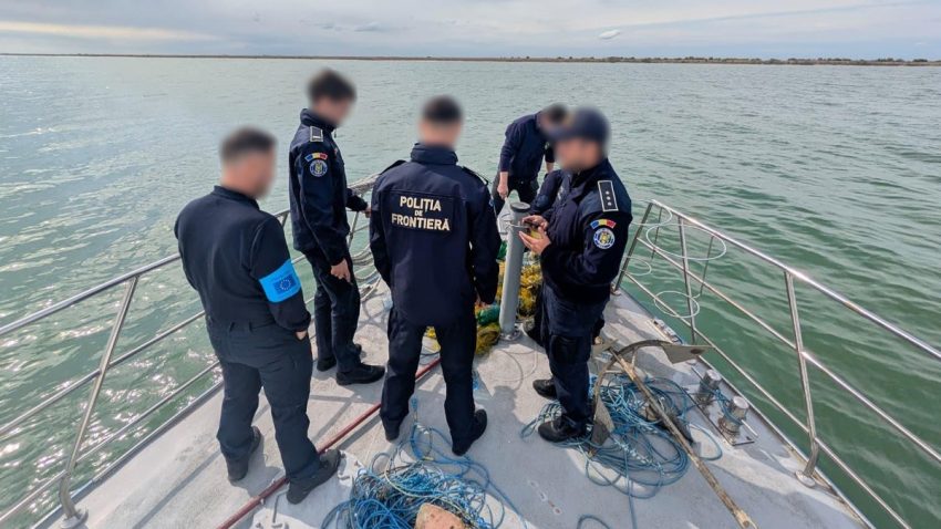 Polițiștii de frontieră au salvat 17 sturioni prinși în plasele braconierilor pe Marea Neagră
