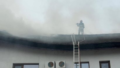 UPDATE | O pensiune din Murighiol, cuprinsă de foc. Din cauza vântului, incendiul s-a extins și la altă unitate de cazare din apropiere
