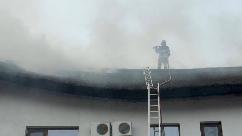 UPDATE | O pensiune din Murighiol, cuprinsă de foc. Din cauza vântului, incendiul s-a extins și la altă unitate de cazare din apropiere