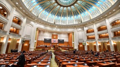 Moţiunea de cenzură iniţiată de PSD şi AUR împotriva Guvernului Bolojan a fost citită în plenul reunit al Parlamentului