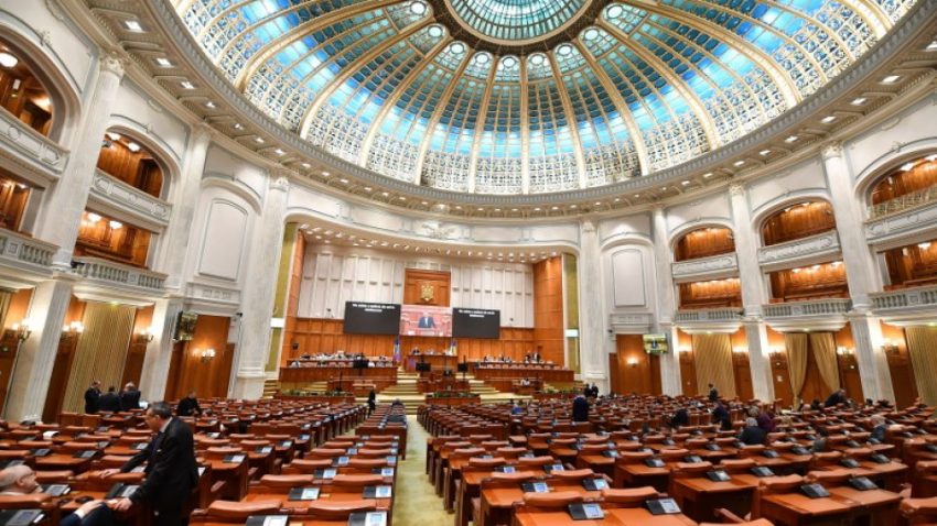 Moţiunea de cenzură iniţiată de PSD şi AUR împotriva Guvernului Bolojan a fost citită în plenul reunit al Parlamentului
