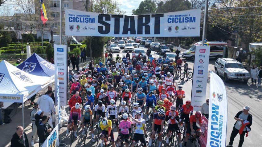 Peste 250 de cicliști profesioniști participă la Turul Dobrogei. Startul competiției s-a dat la Cumpăna