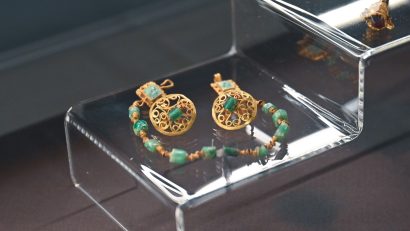 AUDIO | Expoziția cu obiecte din colecția MINAC „Oglinda frumuseții. De la simplitatea femeii la divinitatea zeiței în Antichitate”, poate fi vizitată la Timișoara, până pe 31 octombrie