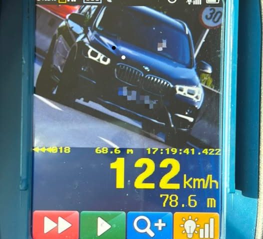 Explicația unui tânăr ce gonea cu 122 de km/h în Lazu: „N-am știut că există limită de viteză în localitate”