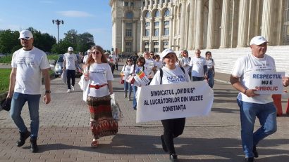 Muzeele, pline de vizitatori în Noaptea Muzeelor. Lucrătorii instituțiilor muzeale au protestat tăcut, cerând respect și salarii decente