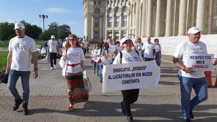 Muzeele, pline de vizitatori în Noaptea Muzeelor. Lucrătorii instituțiilor muzeale au protestat tăcut, cerând respect și salarii decente