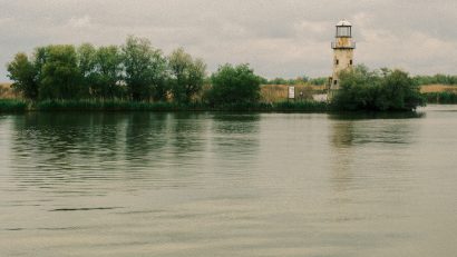 FOTO – SULINA: Primii turiști au început deja să apară pe faleză, pe la pensiuni, restaurante, terase și pontoane
