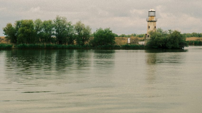 FOTO – SULINA: Primii turiști au început deja să apară pe faleză, pe la pensiuni, restaurante, terase și pontoane