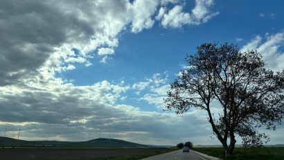 Vreme ușor instabilă, dar caldă, în Dobrogea și pe litoral