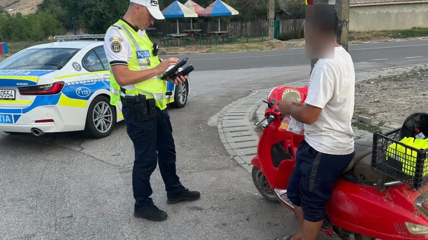 TULCEA: Dosar penal pentru un bărbat fără permis, prins conducând un scuter neînmatriculat