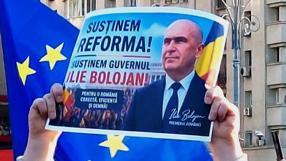 În așteptarea votului moțiunii de cenzură, mii de oameni au ieșit în stradă să-l susțină pe Ilie Bolojan