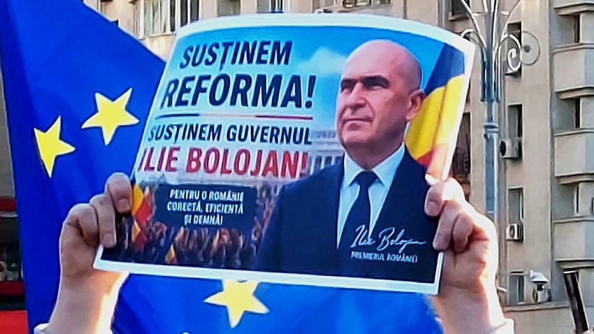 În așteptarea votului moțiunii de cenzură, mii de oameni au ieșit în stradă să-l susțină pe Ilie Bolojan