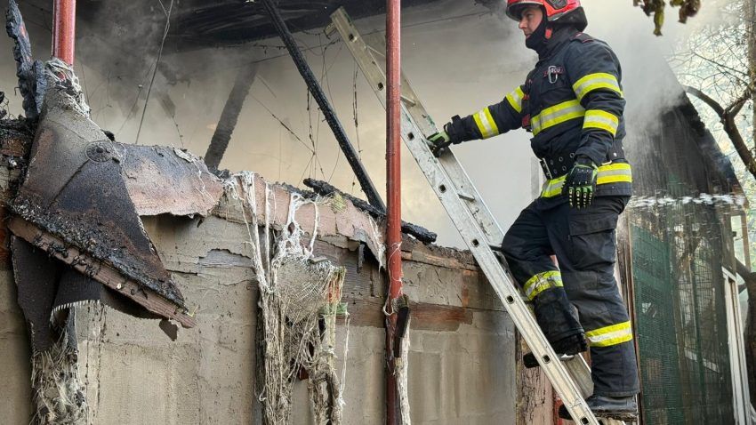 TULCEA: O anexă gospodărească a fost mistuită de flăcări. 120 de păsări, surprinse de incendiu