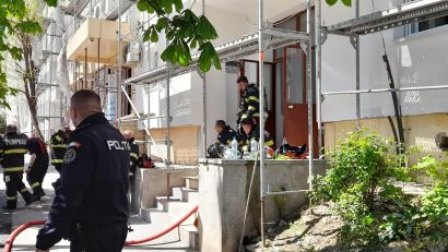 CONSTANȚA: Locatarii unui bloc aflat în reabilitare, evacuați din cauza unui incendiu