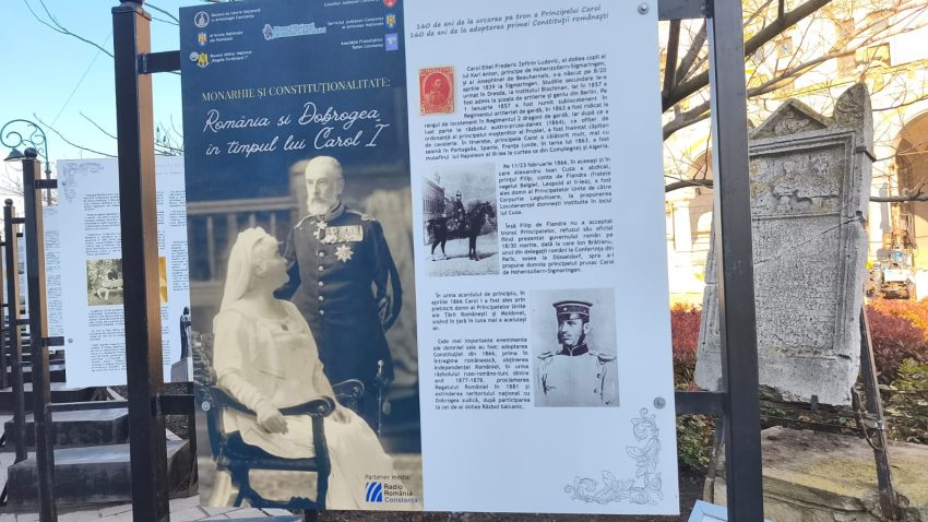 Până la 1 august, pe aleea din fața Edificiului Roman cu Mozaic din Constanța, putem descoperi expoziția outdoor „Monarhie și Constituționalitate, România și Dobrogea în timpul lui Carol I”