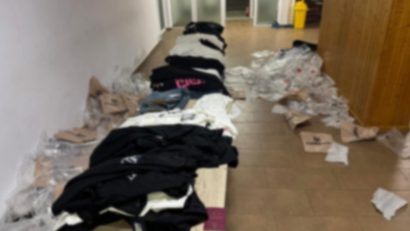 Articole vestimentare inscripționate cu mărci protejate și susceptibile a fi contrafăcute, descoperite de polițiștii de frontieră