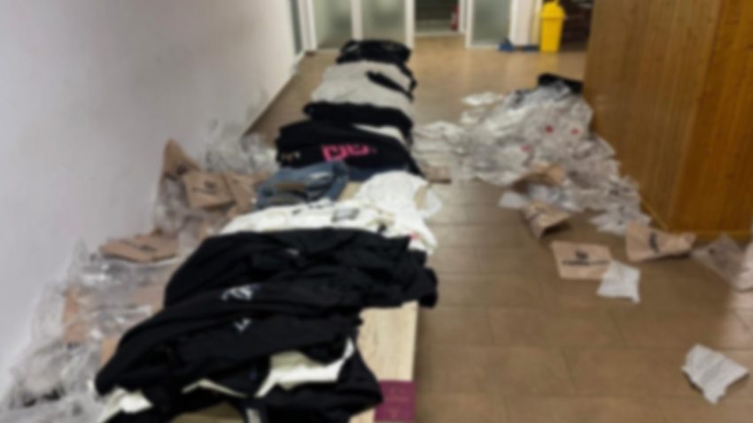 Articole vestimentare inscripționate cu mărci protejate și susceptibile a fi contrafăcute, descoperite de polițiștii de frontieră