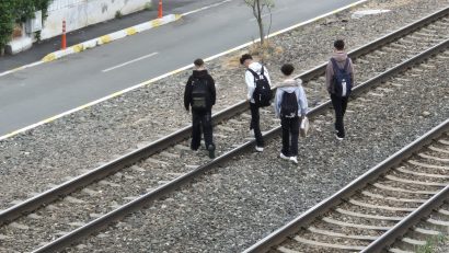 AUDIO | În loc să folosească pasarelele pietonale, mulți oameni preferă să treacă direct peste linia de cale ferată