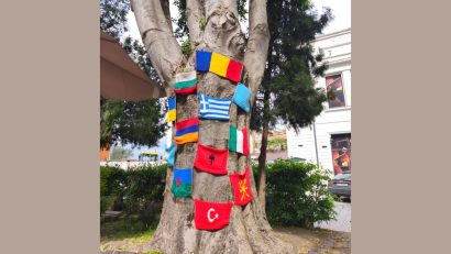 Un copac mare, cât inima dobrogenilor, copacul etniilor, la Muzeul de Artă Populară din Constanța