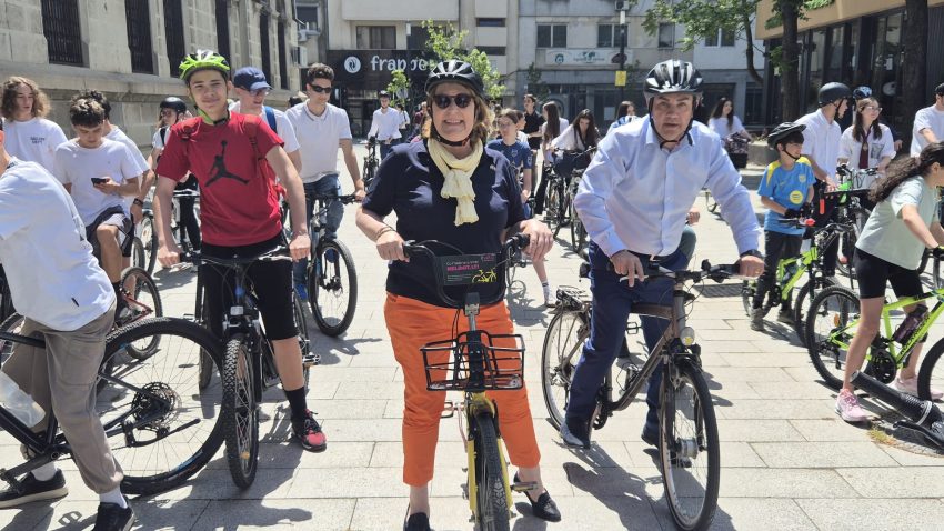 CONSTANȚA: Willemijn van Haaften, Ambasadorul Regatului Țărilor de Jos în România, alături de elevii Colegiului Național „Mircea cel Bătrân”