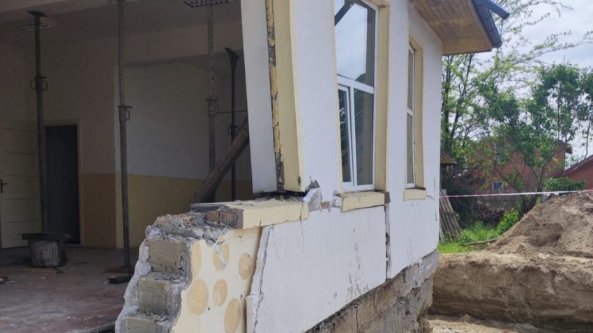 TULCEA: Școala generală din Maliuc intră în reabilitare, după ce un colț al clădirii s-a prăbușit în timpul cursurilor