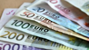 Leul s-a depreciat puternic, ajungând la un nou minim istoric, de 5,21, pentru un euro