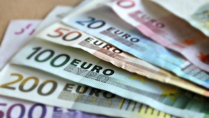 Leul s-a depreciat puternic, ajungând la un nou minim istoric, de 5,21, pentru un euro