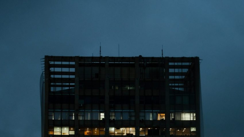 O tânără de 19 ani din Constanța, salvată de polițiști după ce ar fi încercat să se arunce de la etaj