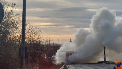 Un autocar a luat foc în localitatea tulceană Topolog