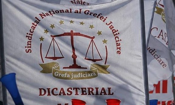 Grefierii și personalul auxiliar din Justiție protestează împotriva noii legi a salarizării