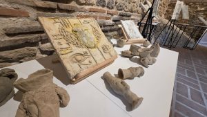 Expoziția VESTIGII a elevilor Colegiului de Arte „Regina Maria”, vernisată la Edificiul Roman cu Mozaic