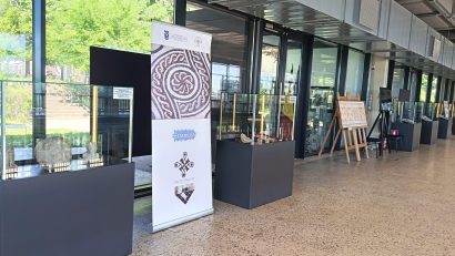 AUDIO | Artefactele descoperite în timpul cercetării Edificiului Roman cu Mozaic, reunite în expoziție de specialiștii MINAC